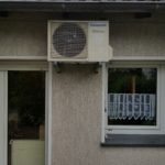 Klimagerät an der Hauswand